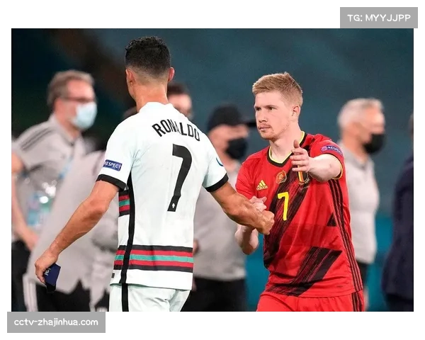 镜头捕捉：看台上小球迷为丢球掩面哭泣，克罗斯递上签名球衣安慰